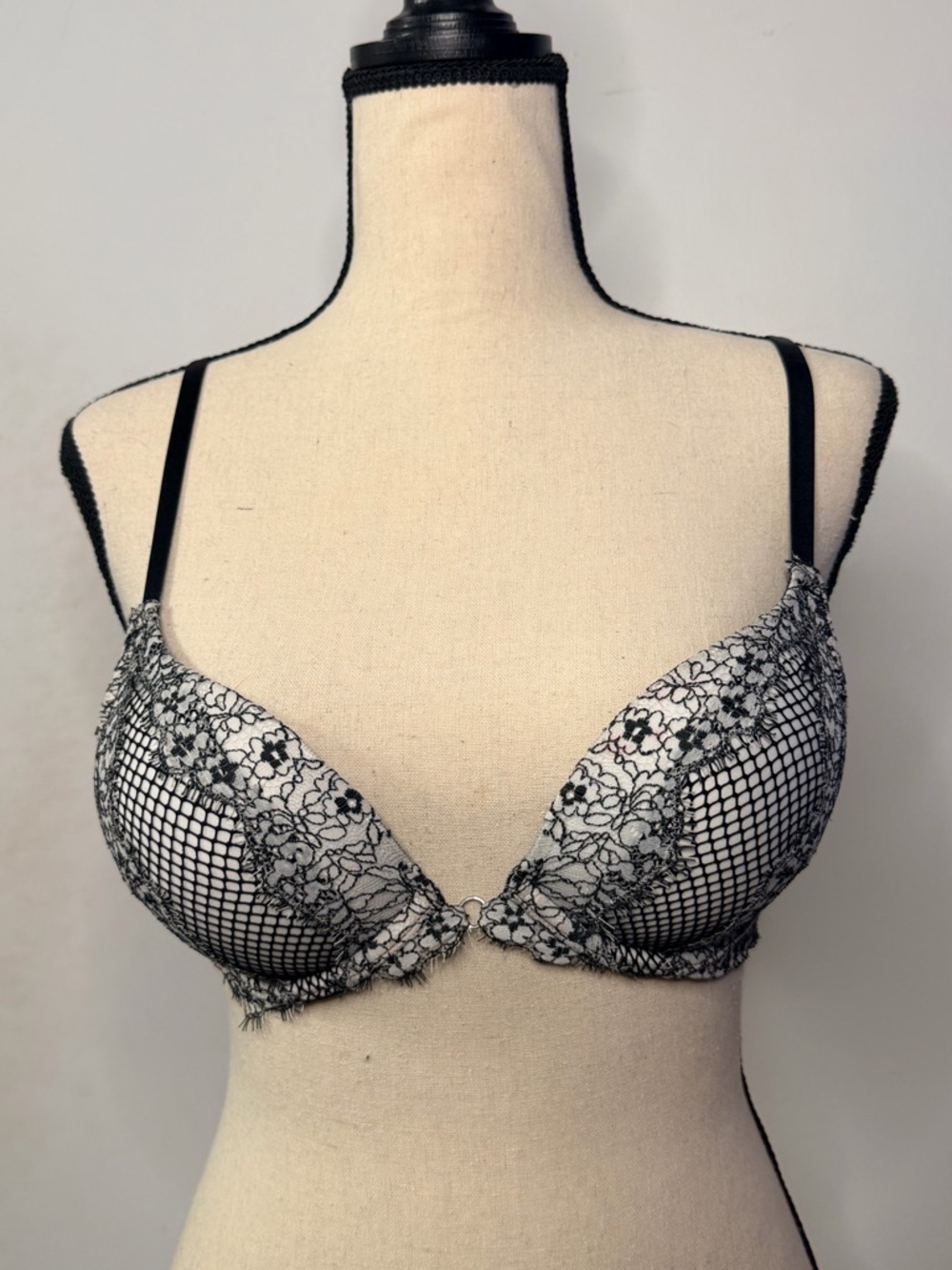 Victoria's Secret Women's Bombshell Plunge Black And White Lace Bra Size 32B
